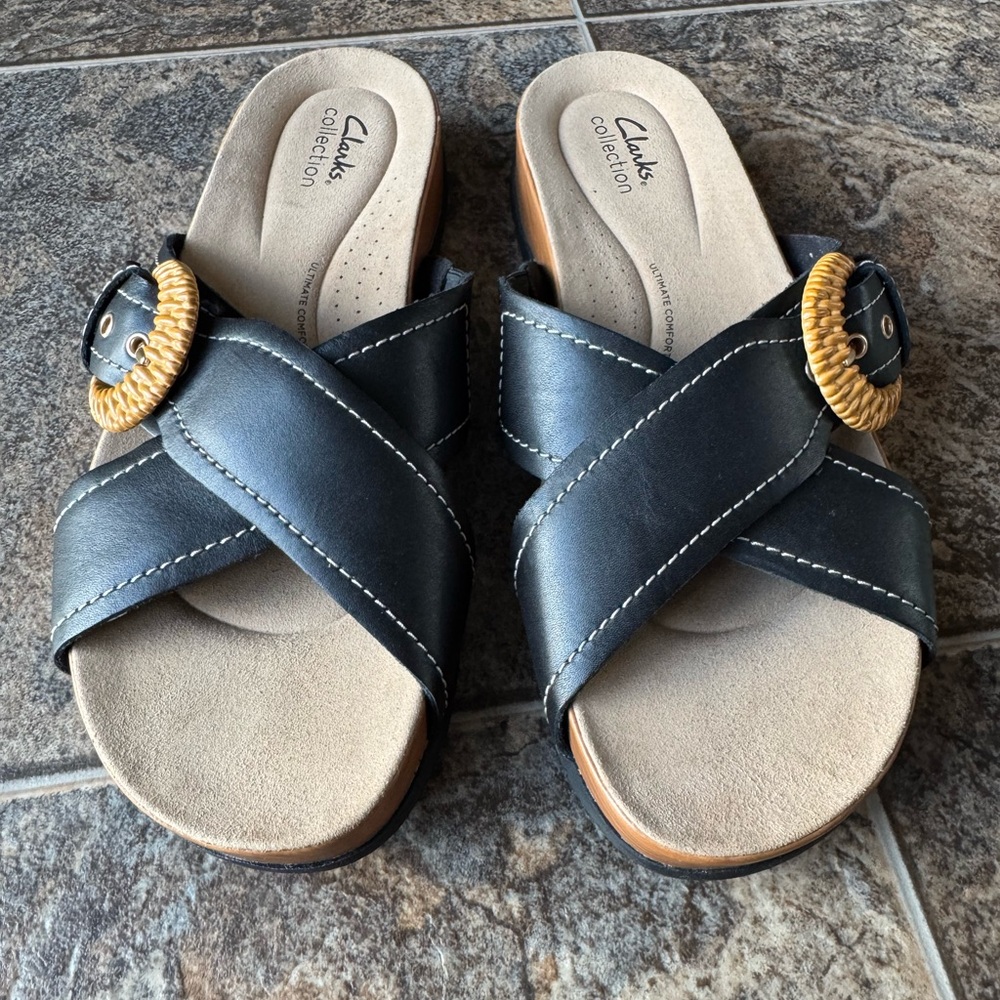 Clark’s Collection Reileigh Bay Criss Cross Strap Side Sandals- Black, Size 10M